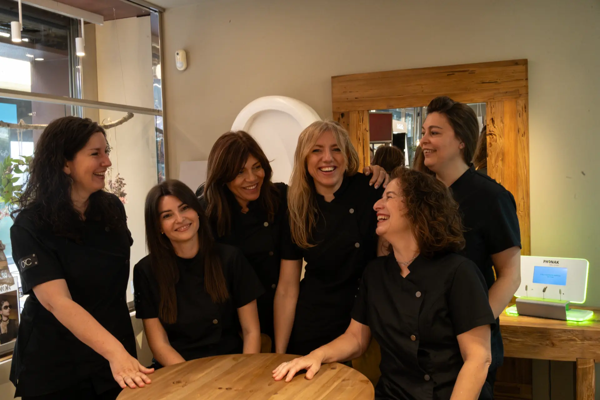 L’equip de Calella a l’interior de l’òptica
