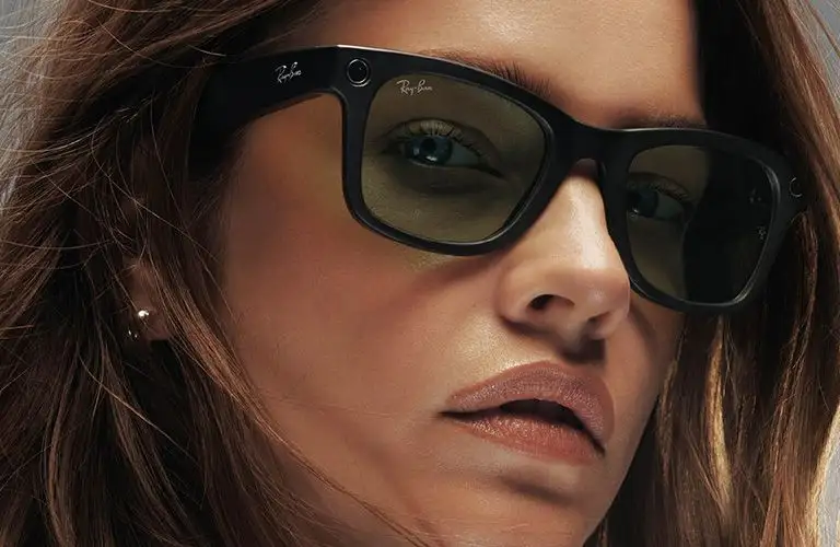 Dona amb les ulleres intel·ligents Ray-Ban Meta